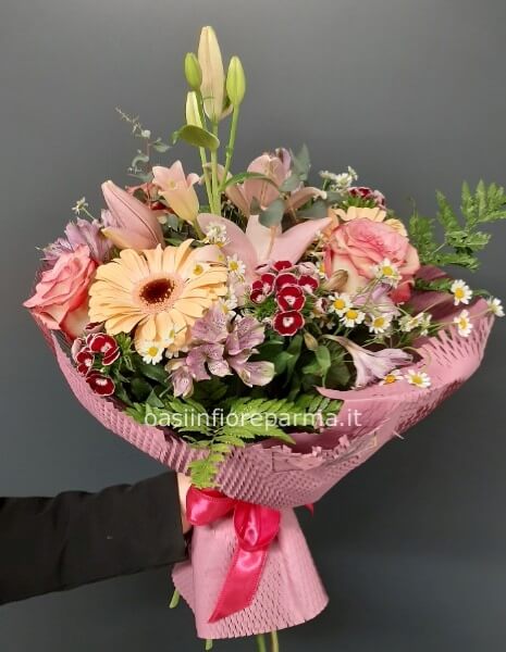 Bouquet di fiori e colori assortiti.
