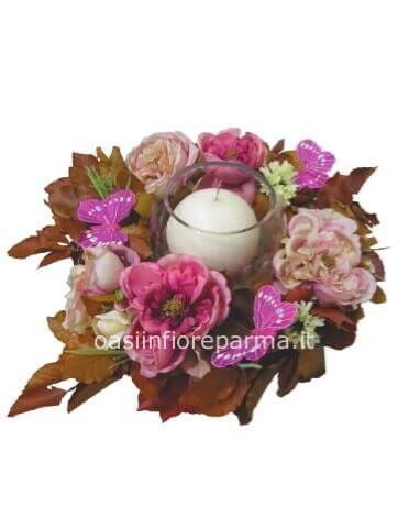 Coroncina centrotavola di fiori freschi con candela